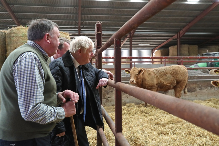 بوريس جونسون يزور مزرعة "دارنفورد" في إسكتلندا