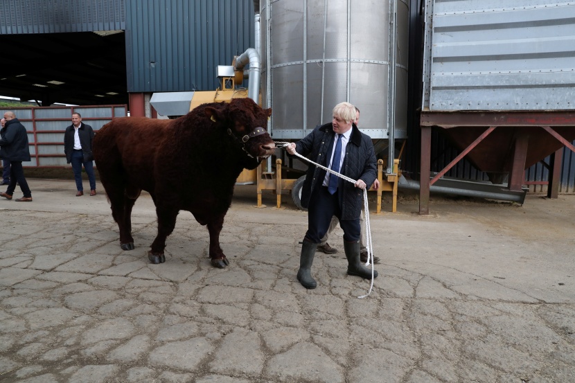 بوريس جونسون يزور مزرعة "دارنفورد" في إسكتلندا