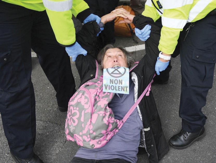 شرطة لندن تلقي القبض على متظاهرة ضد انبعاثات الكربون الضارة بالمناخ أمام مطار هيثرو