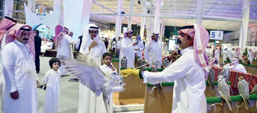 70 ألف زائر ومليونا ريال مبيعات في أول أيام معرض الصقور