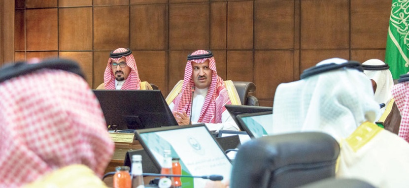 أمير المدينة المنورة يؤكد ضرورة تطوير الأحياء السكنية وتحسين جودة الحياة