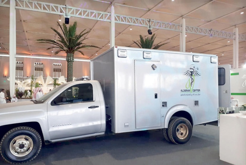 في معرض الصقور .. سيارة للعناية بـ«الشاهين» سعرها يصل إلى 1.5 مليون ريال