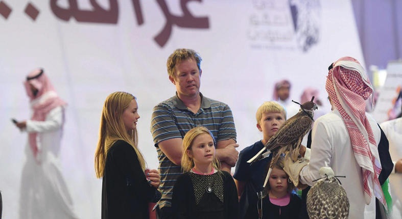 معرض الصقور يسدل ستاره باستقبال 300 ألف زائر في 5 أيام