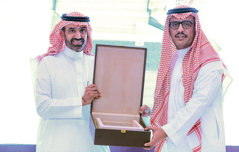 وزير العمل يكرم مصرف الراجحي لدعمه مركز «جنى»