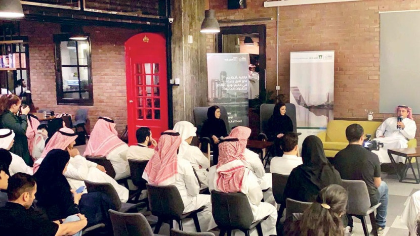 محافظ «ساما» يتطوع بجلسة إرشادية في البنك الأهلي لدعم رواد ورائدات الأعمال