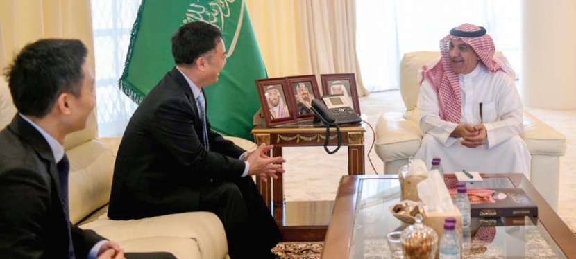 وزير الإعلام يناقش مع السفير الصيني سبل تعزيز التعاون