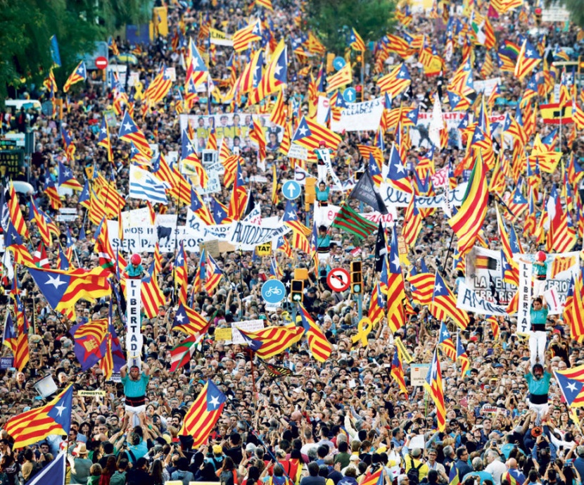 آلاف من المتظاهرين الكاتالانيون يتظاهرون في برشلونه