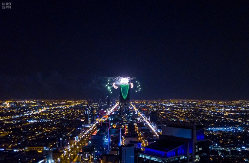 أبراج الرياض تتزين بالألعاب النارية