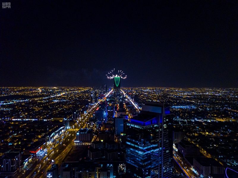 أبراج الرياض تتزين بالألعاب النارية