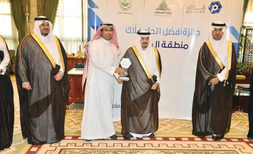 أمير الرياض يؤكد دعم القيادة واهتمامها المباشر ببرامج الإسكان