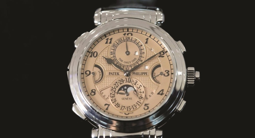 "مجهول" يشتري ساعة يد نادرة بـ 31 مليون دولار