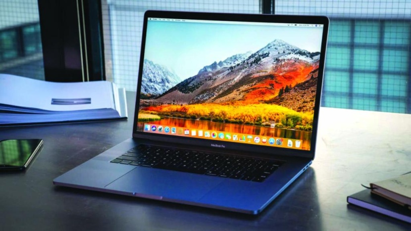 "أبل" تكشف عن أحدث حواسب "ماك بوك"
