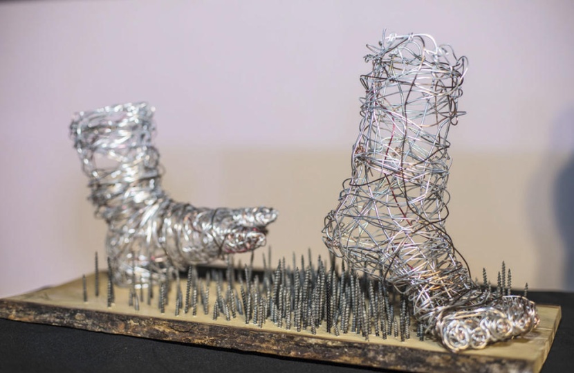 «متناقضات متناغمة» .. إبداع بكومة من الحديد يبهر الزوار