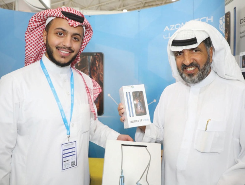 جوال desert one يجذب زوار المعرض السعودي الدولي للاتصالات وتكنولوجيا الجوالات