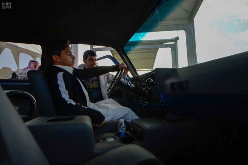 "السيارات الكلاسيكية " تستهوي عشاقها في موسم الرياض