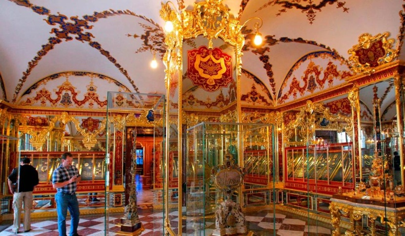 لصوص يسرقون مجوهرات أثرية بمليار يورو