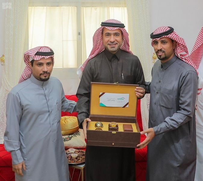 وزير الإسكان يتفقد المشاريع السكنية في الحدود الشمالية ويلتقي عددا من المستفيدين