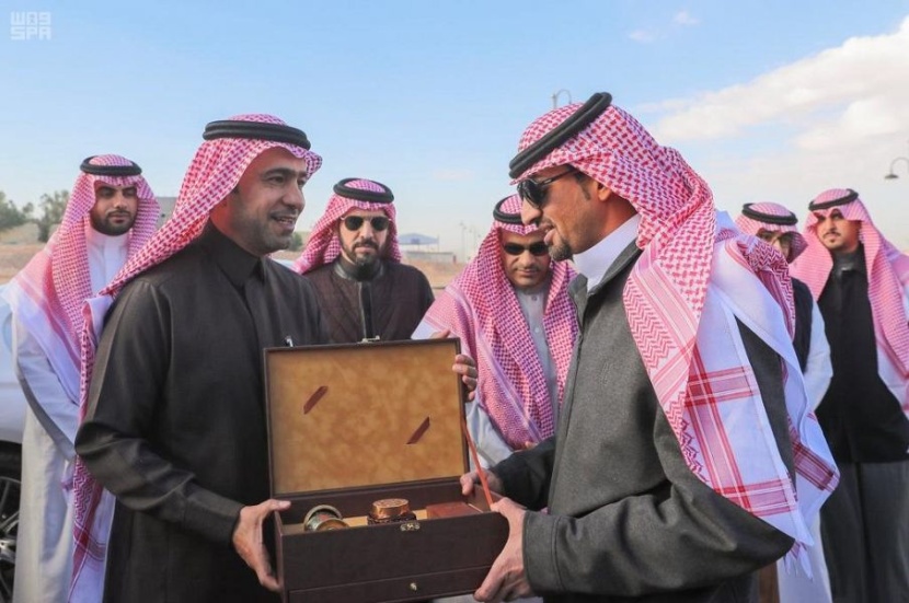 وزير الإسكان يتفقد المشاريع السكنية في الحدود الشمالية ويلتقي عددا من المستفيدين