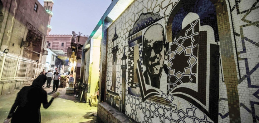 بعد 13 عاما على وفاته .. نجيب محفوظ يحيا في أزقة القاهرة