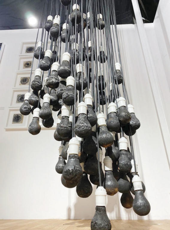 إبداع «المصابيح المظلمة» يجسد فلسفة الرمزيات المتضادة في مبادرة للفنون