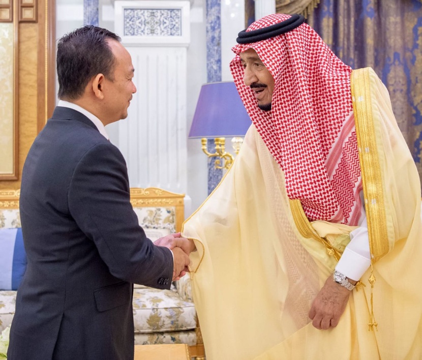 خادم الحرمين الشريفين يتسلم رسالة من رئيس وزراء ماليزيا
