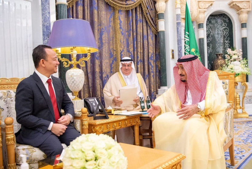 خادم الحرمين الشريفين يتسلم رسالة من رئيس وزراء ماليزيا