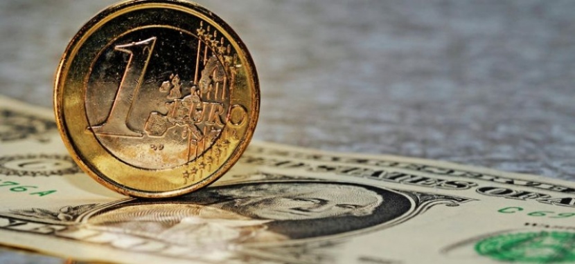 انخفاض عملتى بيتكوين وريبل الرقميتين أمام الدولار 