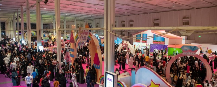 مصممو «السعادة» ينثرون إبداعاتهم الفنية في موسم الرياض