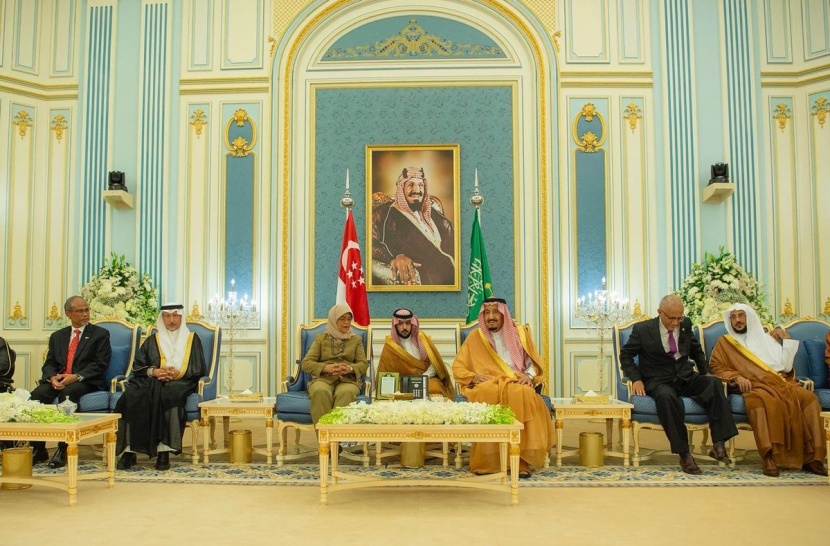 الملك يعقد جلسة مباحثات مع رئيسة سنغافورة .. ويسلمها قلادة الملك عبدالعزيز