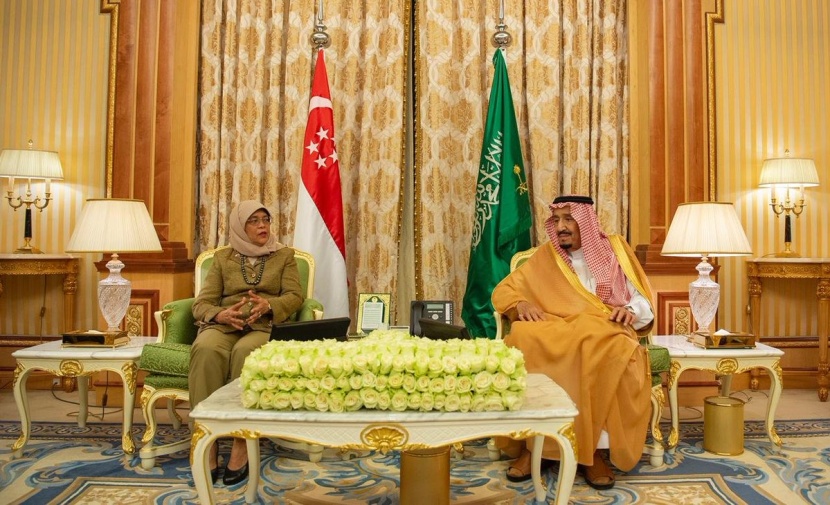 الملك يعقد جلسة مباحثات مع رئيسة سنغافورة .. ويسلمها قلادة الملك عبدالعزيز