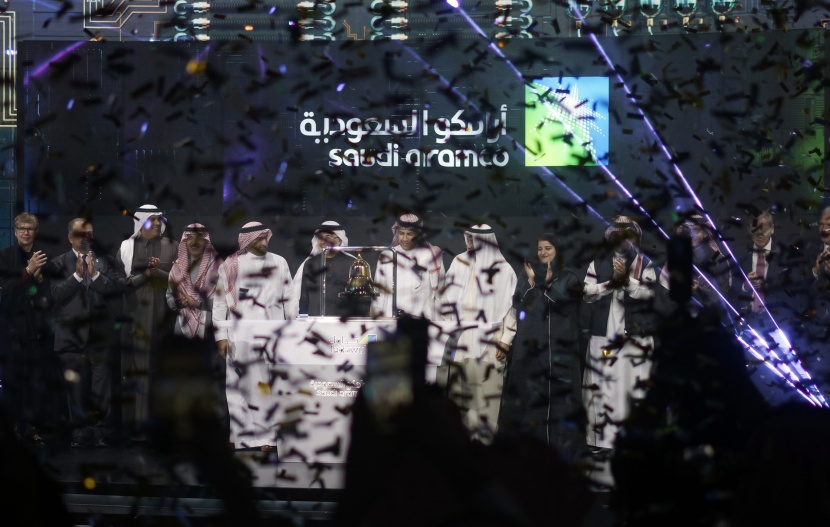 قصة مصورة : سهم أرامكو يرتفع بالنسبة القصوى في أول أيام إدراجه في السوق السعودية