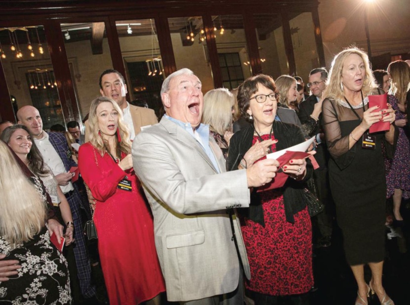 مدير يمنح موظفيه 10 ملايين دولار مكافأة