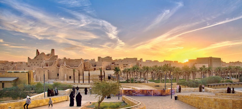 واحة الدرعية .. آلة الزمن تسافر بالزوار إلى الماضي وتنقلهم للمستقبل