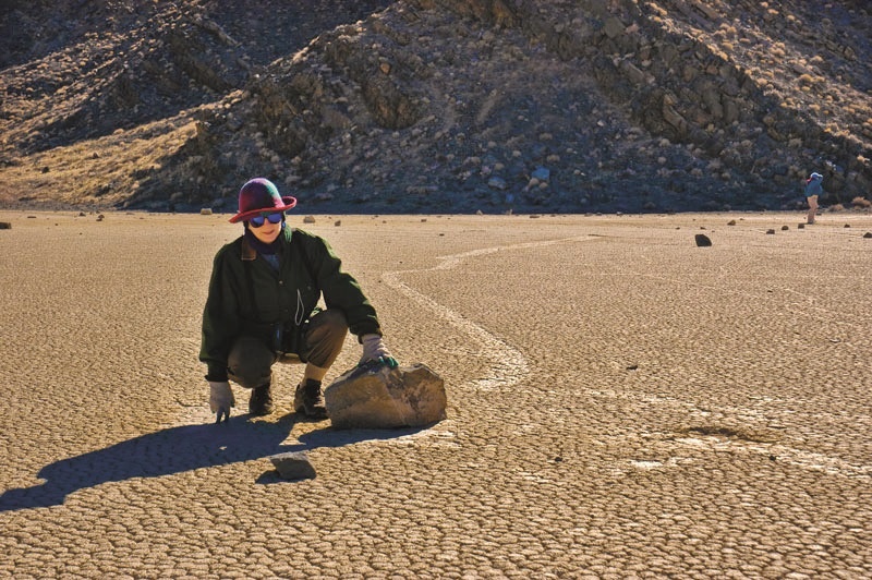 حجارة متحركة عبر الصحراء .. علماء يفسرون الظاهرة الغريبة