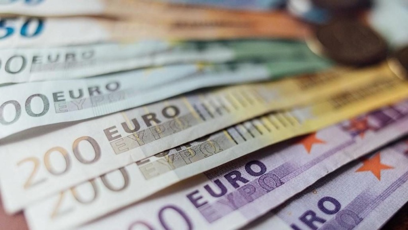 اليورو يرتفع 0.2% أمام الدولار والاسترليني يهبط بعد عودة خطر "بريكست"