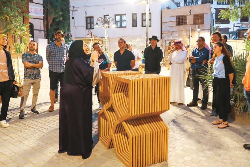 20 فنانا سعوديا وعالميا يصيغون منحوتاتهم في جدة التاريخية