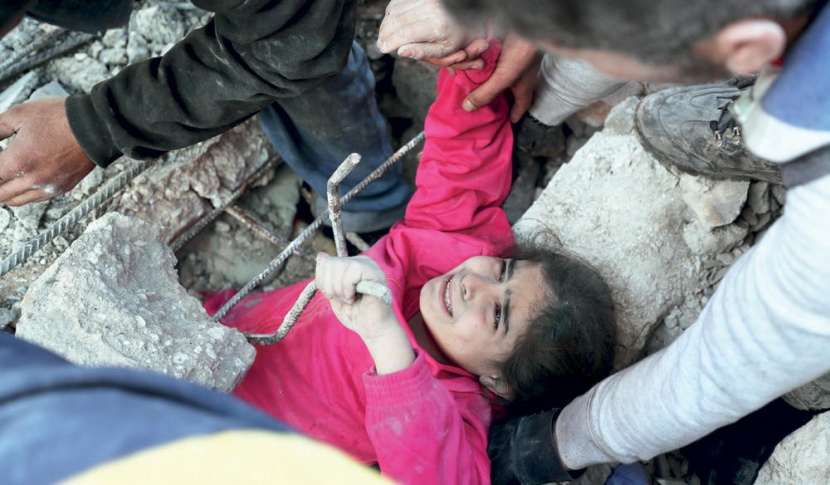 فتاة عالقة تحت أنقاض مبنى بعد غارة جوية للنظام السوري أمس