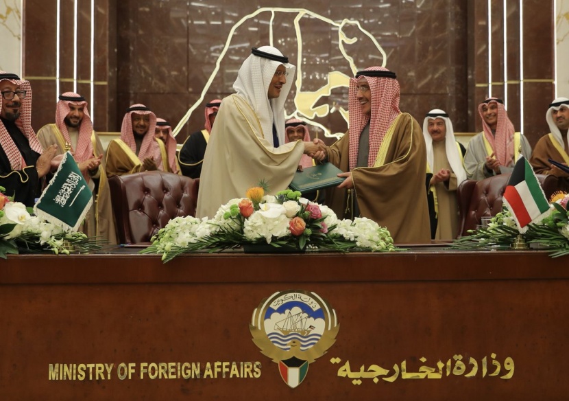 السعودية والكويت توقعان اتفاقية ملحقة لاتفاقية تقسيم المنطقة النفطية المحايدة