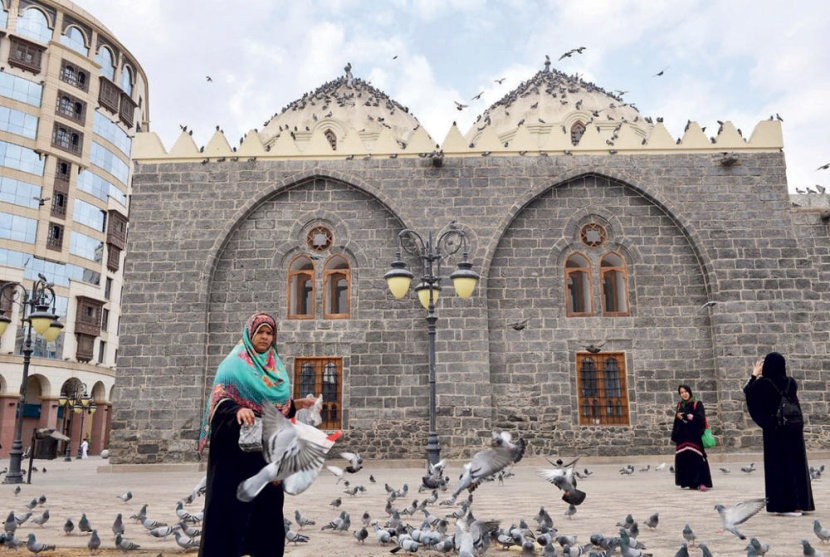 «الغمامة» .. مسجد يعيد زواره إلى زمن النبوة