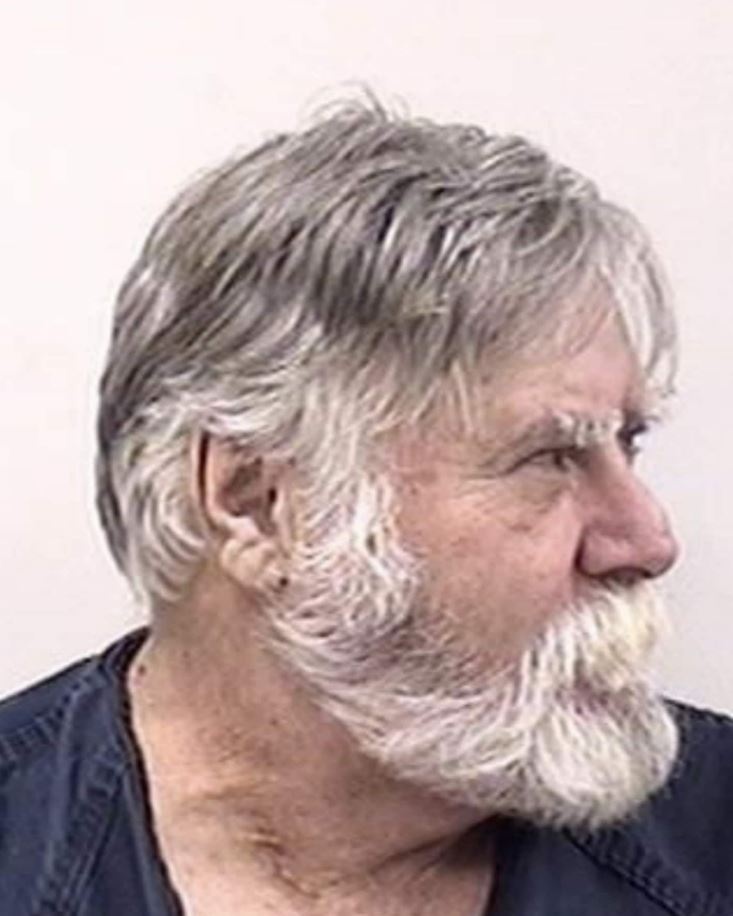 سرق مصرفا ووزع النقود على المارة "هدية"