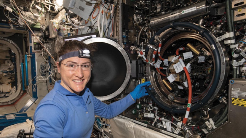 امرأة تدخل التاريخ بقضائها أطول وقت في الفضاء
