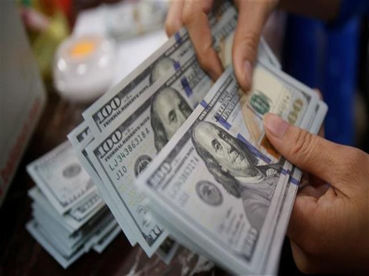 الدولار قرب أدنى مستوى في شهر بعد بيانات ضعيفة وأداء قوي للاسترليني واليورو