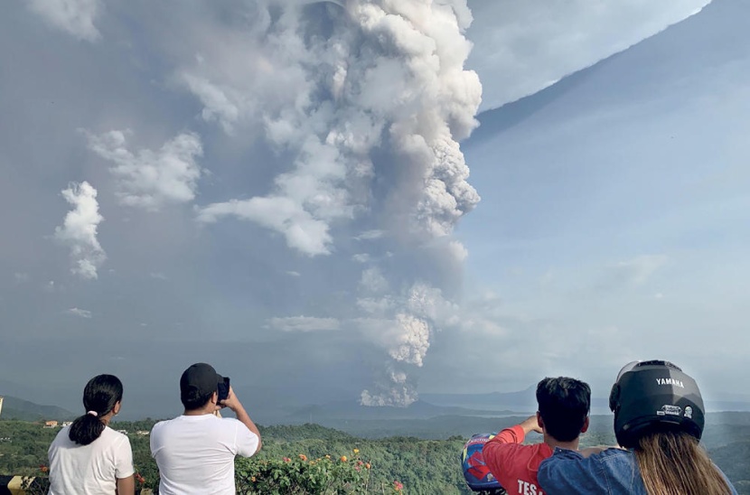 بركان يوقف الطيران
