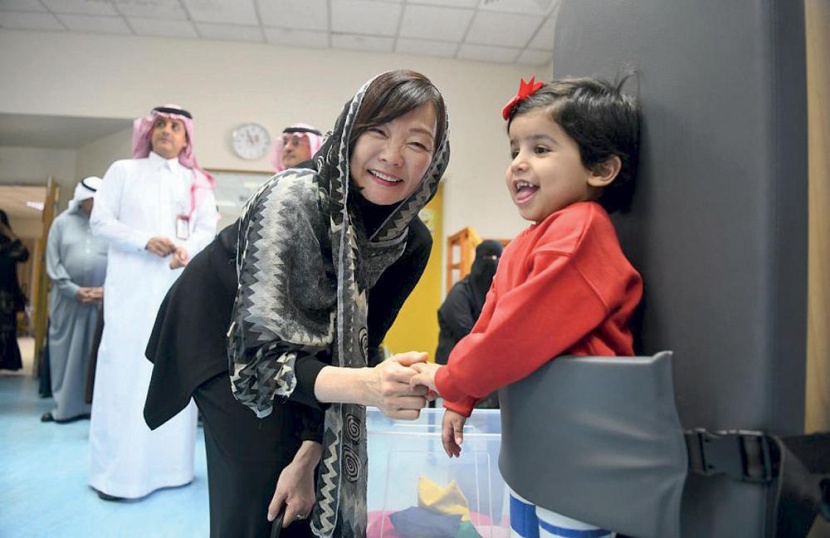 حرم رئيس وزراء اليابان تزور جمعية الأطفال المعوقين