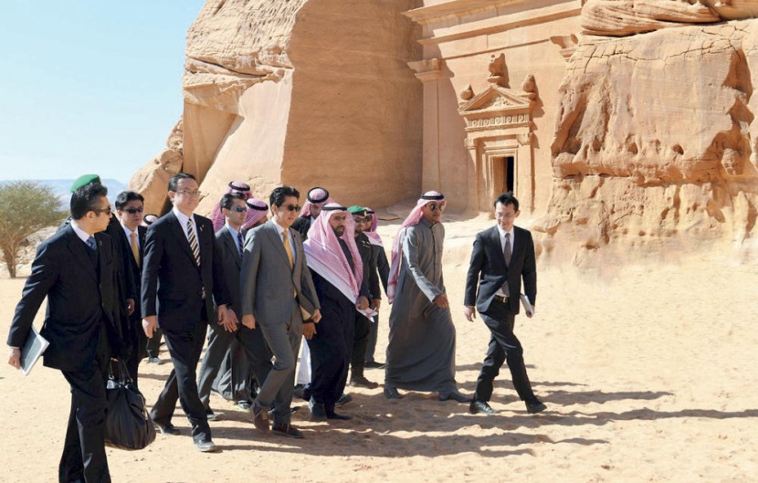 رئيس الوزراء الياباني يزور مدائن صالح ويطلع على معالمها