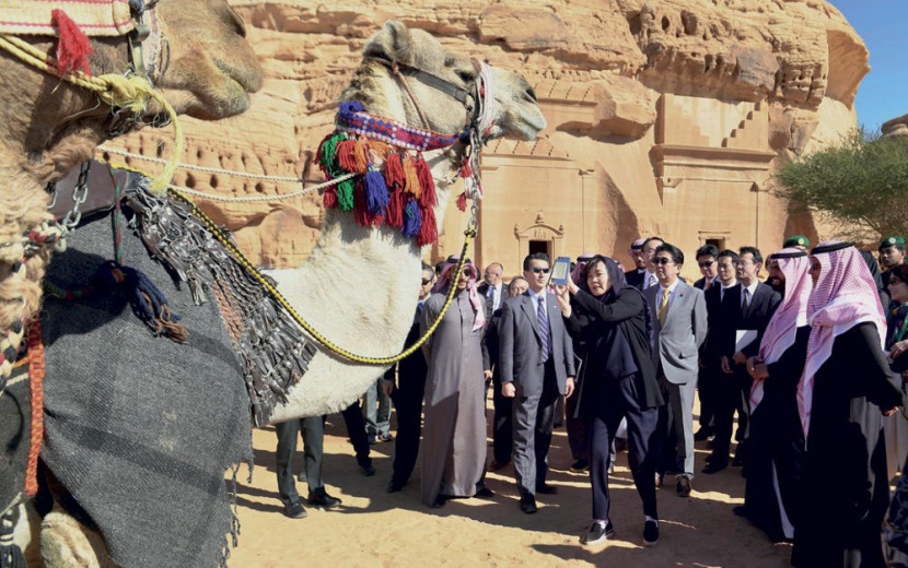 رئيس الوزراء الياباني يزور مدائن صالح ويطلع على معالمها