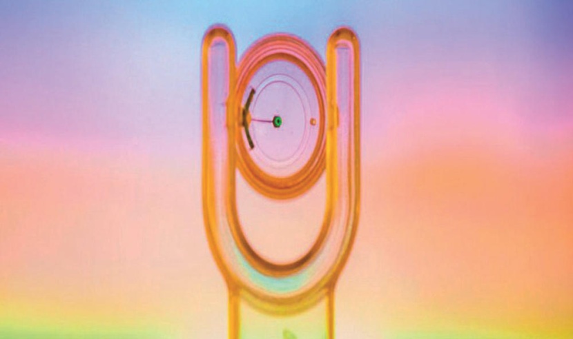 عدسة لاصقة تغني عن استخدام الأجهزة الذكية