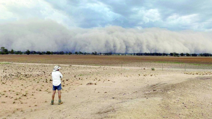 كوارث أستراليا لا تنتهي .. عواصف تحول نهارها إلى ليل