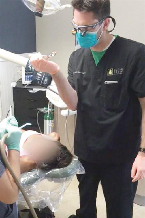 توجيه 46 تهمة لطبيب بسبب ضرس مريض