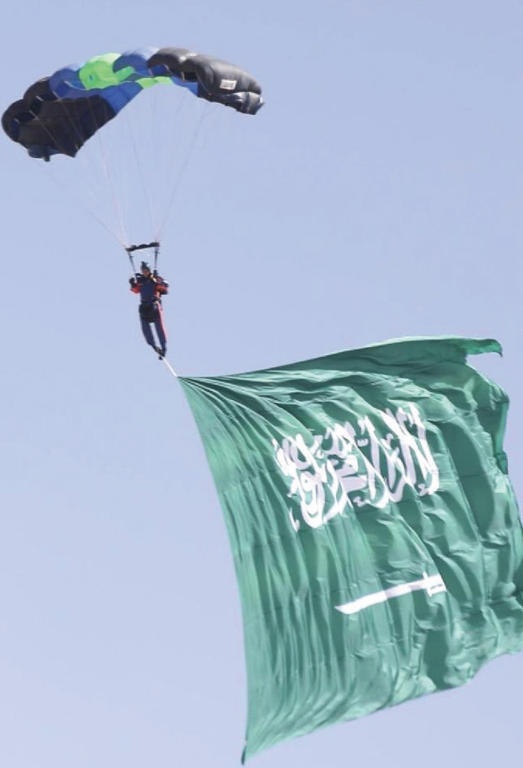 فرق طيران تزين سماء الرياض باللون الأخضر وبعروض إبداعية